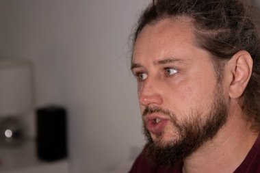 İfade ve diyalog, fikir veya düşünce alışverişi gösteren adam profili