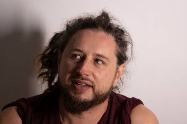 Rastgele saçları ve sakalları olan sıradan bir adam.