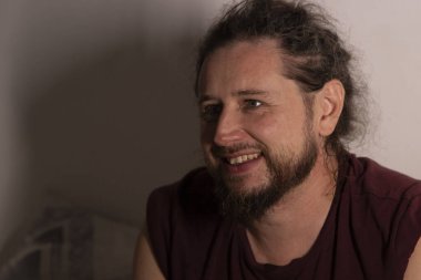 Adam gülüyor ve gülümsüyor, özgün olumlu duygular ve kişilik gösteriyor.