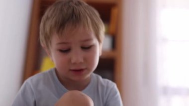 Evdeki yüz ifadelerini gösteren sevimli bir çocuğun samimi portresi.