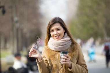 Bahar park, telefoto gülümseyen bir sarışın genç kadın portresi