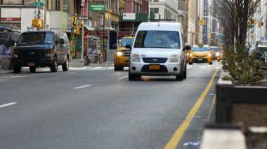 New York, ABD - Aralık, 2017: sokak trafik Manhattan - arabalar ve sarı taksiler, geniş açı