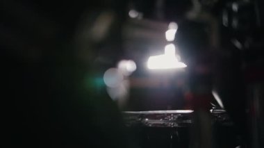 Cesur kız davulcu Garage - rock grubu, arkadan siyah saçlı