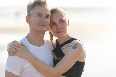 Sıcak bir kucaklaşmayla sevgi ve bağlarını ifade eden bir çiftin yakın çekimi