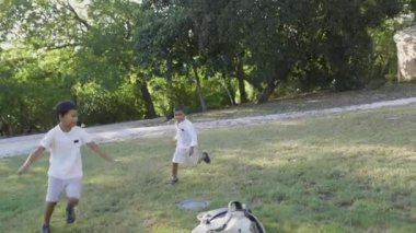 Çocuklar parkta anne babalarıyla oynuyorlar.