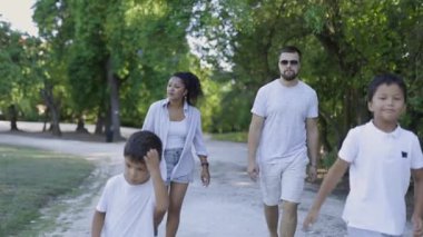 Mutlu aile yaz gününde parkta yürüyüş