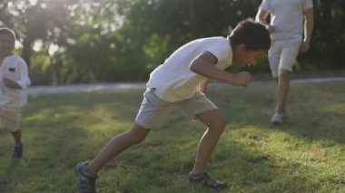 Aile güneşli bir günün tadını çıkarıyor. Parkta birlikte oynuyoruz.