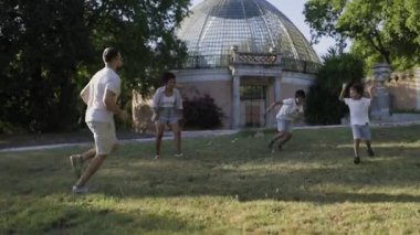 Aile boş vakitlerin tadını çıkarıyor, parkta kovalamaca oynuyorlar.