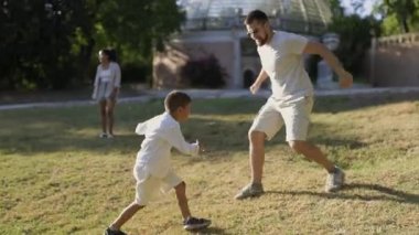 Aileler parkta kovalamaca oynuyorlar.