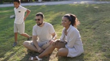 Aile, parkta birlikte vakit geçirmenin keyfini çıkarıyor.