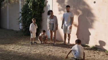 Mutlu aile birlikte eğleniyor, arka bahçede oynuyor.