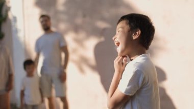 Mutlu bir aile, güneşli bir günde blöf yapan kör adamlarla eğleniyor.
