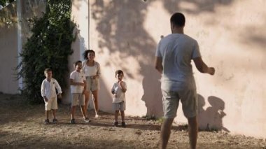 Mutlu bir aile, güneşli bir günün tadını çıkarıyor.