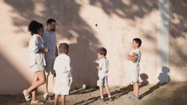 Aile dışarıda sessiz sinema oynarken eğleniyor.