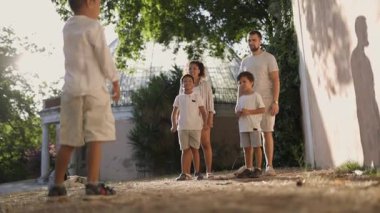 mutlu bir aile birlikte parkta oynarken