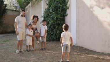 Aile bahçede birlikte oynuyor.