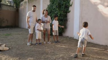 Mutlu aile açık havada kırmızı ışıkta oynuyor.