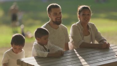 Mutlu aile dışarıda birlikte vakit geçiriyor.