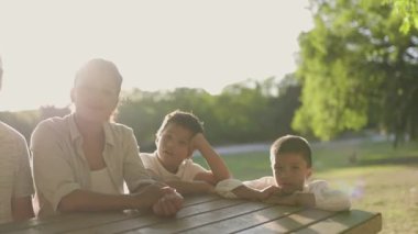 Aile, parkta birlikte vakit geçirmenin keyfini çıkarıyor.
