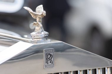 12 Haziran 2023, Lizbon, Portekiz - klasik lüks bir otomobilin üzerinde parlayan ecstasy kaput krom ruhu