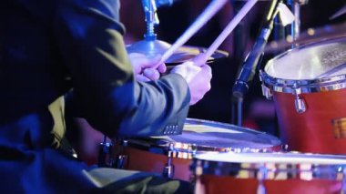 Caz konserinde davul çalan bir adam. Arkadan bak. Orta çekim