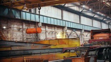 Sanayi konsepti. Üretim plakasının içindeki inşaat alanının genel görünümü. İnşaat için çok fazla metal detay var. Geniş açı