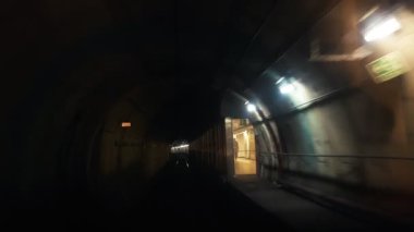 İstasyona varan tünelden geçen bir metro trenine ateş etmek...