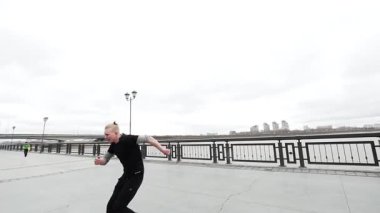 Bir izleme atlar sokak akrobatik parkour, yavaş hareket, steadycam