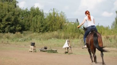 Hipodrom - ata binen kız - binicilik sporu, yavaş çekim, telefoto çekimi