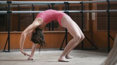 Genç bir kız stüdyolarda akrobasi numaraları yapıyor, sirk sanatçısı.