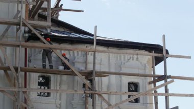 Rusya 'daki ortodoks kilisesinin güneşli yaz gününde yeniden inşası, telefoto.