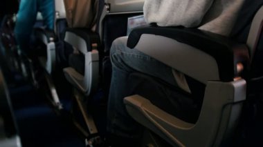 Uçaktaki yolcular, emniyet kemerlerinizi bağlayın. Kalkışa hazırlanın.