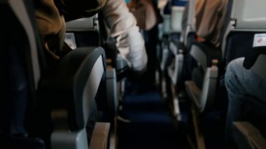 Uçaktaki yolcular emniyet kemerlerini taksın.