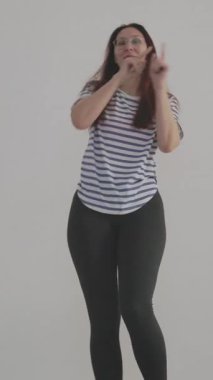 Koreograf dans hareketleri yapıyor, bir ev stüdyosunda projektörle kendini kaydediyor.