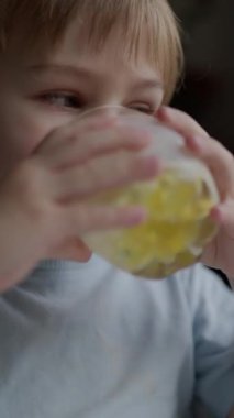 Küçük çocuk portakal suyu içmeyi reddediyor.