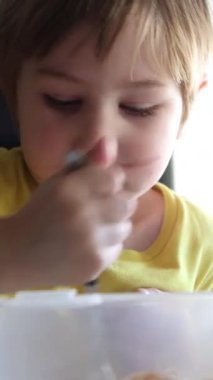 Çocuk malzemeleri kasede karıştırıyor, yemek veya atıştırmalık hazırlıyor.