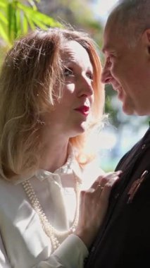 Romantik çift, Funchal, Madeira 'da güzel bir parkta mahrem anların tadını çıkarıyor.