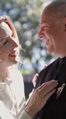 Romantik çift güzel bir parkta mahrem anların tadını çıkarıyor.