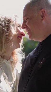 Romantik çift, Madeira 'da yemyeşil bir tropikal bahçede mahremiyetin tadını çıkarıyor.