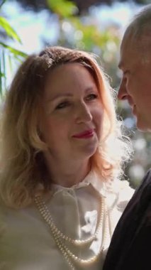 Sevecen bir çift Funchal, Madeira 'da güzel bir bahçede hassas bir anı paylaşıyor.