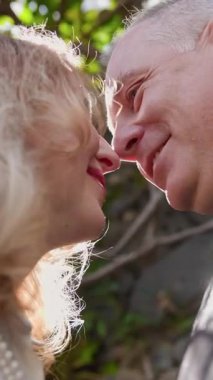 Romantik çift, yemyeşil bahçede mahremiyetin tadını çıkarıyor.