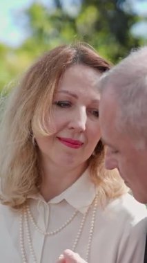 Güzel bir park ortamında romantik bir anın tadını çıkaran sevgi dolu bir çift.