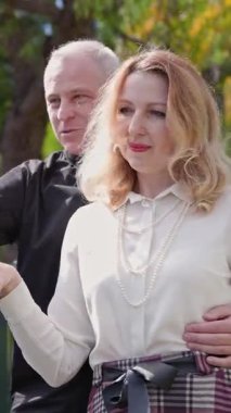 Olgun çift, botanik bahçesindeki bir belvedere 'den panoramik manzaranın keyfini çıkarıyor.