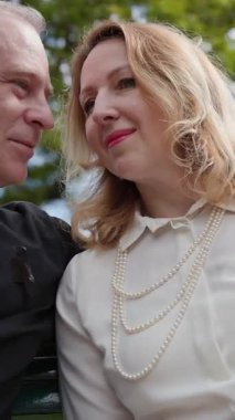 Sevecen, olgun bir çift, Madeira 'da bir bankta birbirlerine eşlik ediyorlar.