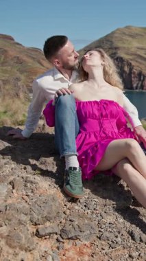 Portekiz, Madeira Adası 'ndaki Ponta de Sao Lourenco' da romantik anlar yaşayan turistler.