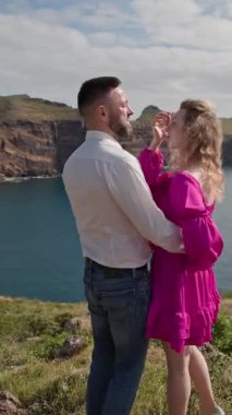 Mutlu çift, Madeira 'da okyanusa bakan bir uçurumda romantik bir anın tadını çıkarıyor.