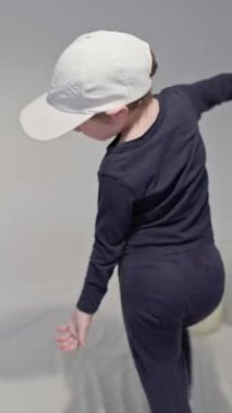 Yatak odasında çocuk dans ediyor.