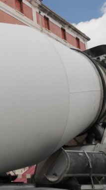 Beton hazırlama sırasında çimento karıştırıcı kamyonun döner varili