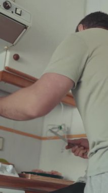 Ev aşçısı fırında et yemeği hazırlıyor.