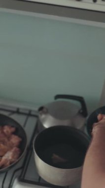 Pişirin çiğ tavuk budu ekleyin tabaktan ocağın üstündeki tencereye